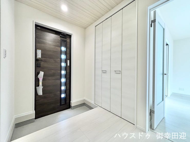 ■「ただいま」の安堵をくれる場所■訪れる人を迎え入れ、帰るたびにホッと一息つける、明るく機能的なエントランス。