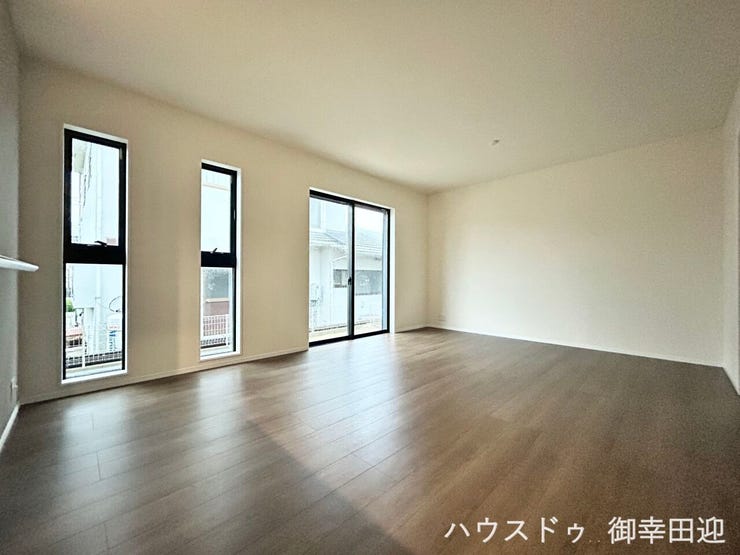 ■安らぎと笑顔の中心地■陽光が優しく降り注ぎ、会話が自然と弾む。ここでは、毎日が特別な時間へと変わります。