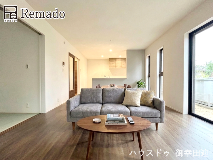 【リビング】
■家族の笑顔が集う中心地■お気に入りの家具を迎え、窓からは心地の良い光が差し込みます。※CGで家具を配置しています。