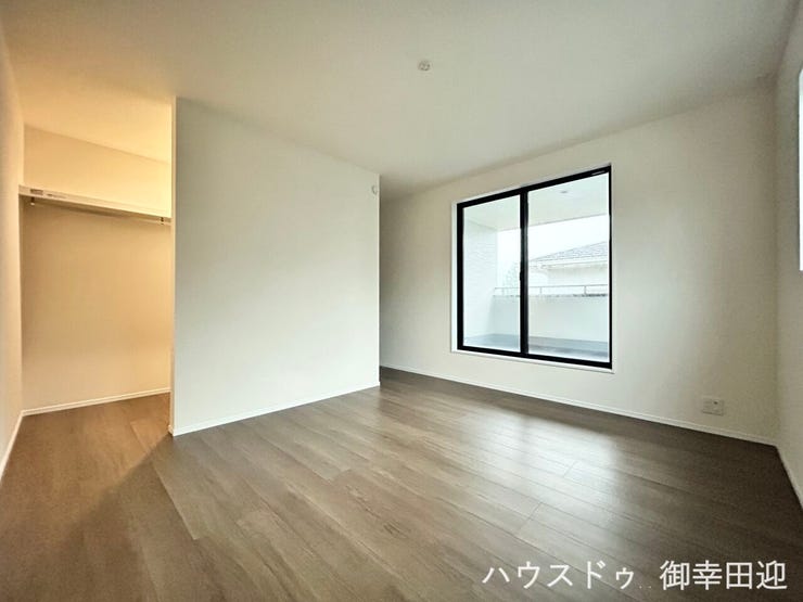 ■2階7.7帖洋室■寝室、書斎、趣味の部屋。家族の成長やライフスタイルに合わせ、様々な使い方ができる快適な空間です。
