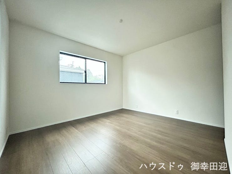 ■2階7.7帖洋室■寝室、書斎、趣味の部屋。家族の成長やライフスタイルに合わせ、様々な使い方ができる快適な空間です。