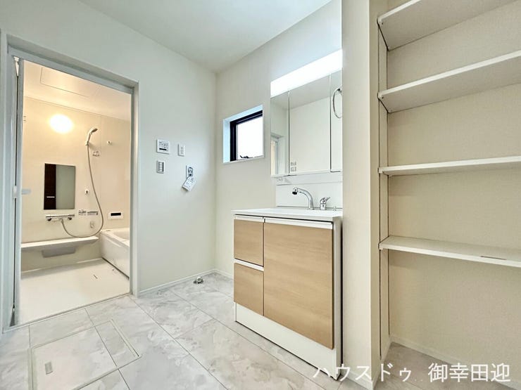 ■清々しいリフレッシュ空間■自分を磨き、気持ちを切り替える。心地よい光が差し込むプライベートスペース。