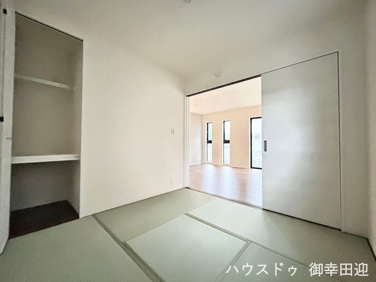 ■1階4.5帖和室■ゲストをもてなし、昼寝や家事にも使える、畳のぬくもりが心地よい多目的万能スペース。