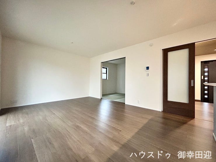 ■安らぎと笑顔の中心地■陽光が優しく降り注ぎ、会話が自然と弾む。ここでは、毎日が特別な時間へと変わります。