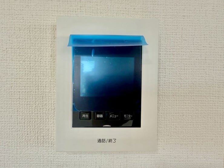 ◇TVモニター付インターホン◇
TVモニターで訪問者を確認してから会話することができますので、安心して対応していただけます。姿を見られたくない空き巣や不審者が嫌がるため、防犯効果も高まります。