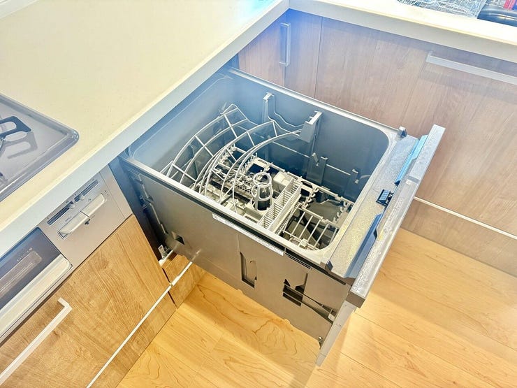 ◇自動食器洗乾燥機◇
洗い物に時間を縛られることが無くなり、ご家族との時間も増えますね。加えて手荒れも防げてしかも節水が高い為、需要の高い設備です。高温で洗浄・乾燥するため衛生面でも安心できますね。