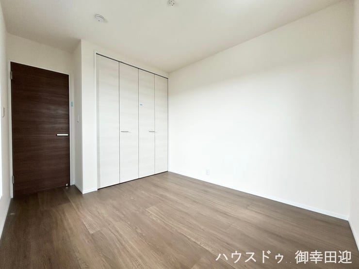 ■2階5.3帖洋室■寝室、書斎、趣味の部屋。家族の成長やライフスタイルに合わせ、様々な使い方ができる快適な空間です。
