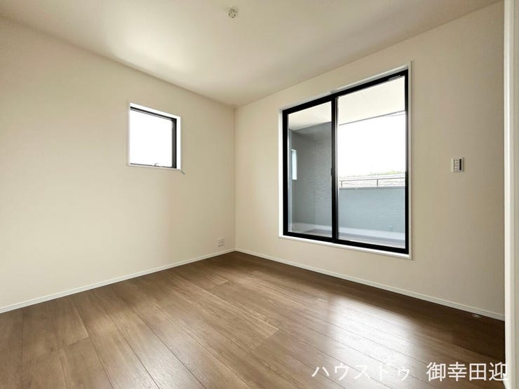 ■2階5.3帖洋室■寝室、書斎、趣味の部屋。家族の成長やライフスタイルに合わせ、様々な使い方ができる快適な空間です。