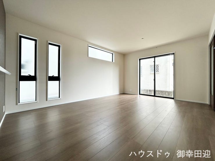 ■安らぎと笑顔の中心地■陽光が優しく降り注ぎ、会話が自然と弾む。ここでは、毎日が特別な時間へと変わります。