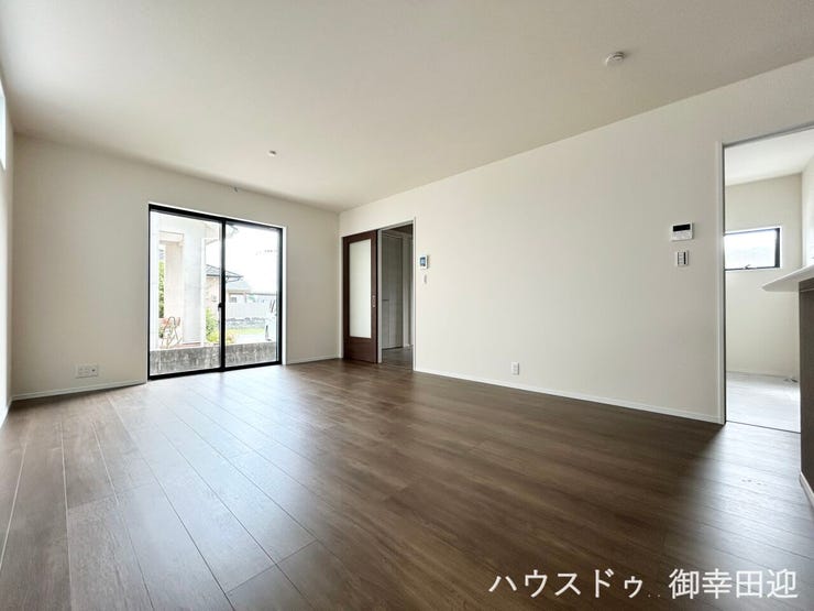 ■安らぎと笑顔の中心地■陽光が優しく降り注ぎ、会話が自然と弾む。ここでは、毎日が特別な時間へと変わります。