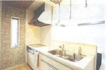 【キッチン】
窓付きの明るいキッチンは換気もしやすく快適。作業スペースも広く使い勝手良好です。