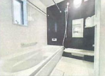 落ち着いたデザインの浴室は窓付きで換気良好。ゆったりと一日の疲れを癒せます。