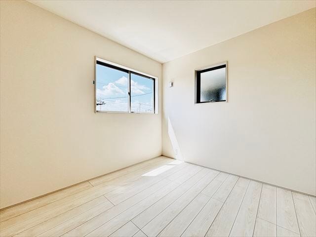 ≪5.2帖≫陽当たりに恵まれた南側洋室は、明るく温かみのある空間。心地よい毎日を過ごせる魅力的な一室です。