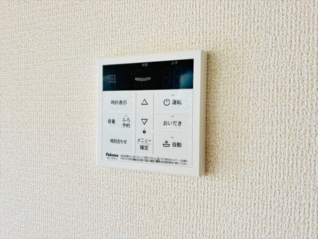 ≪給湯パネル≫給湯パネルを備えた住まいは、お湯の温度や追い焚き機能を手軽に操作できる快適な仕様です。