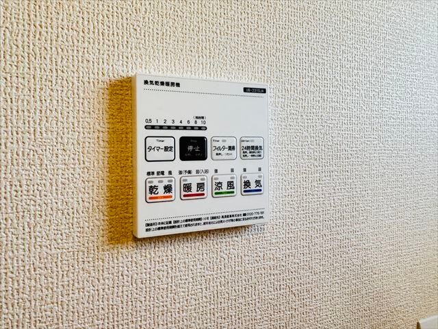 ≪浴室暖房乾燥機≫雨の日でも洗濯物の干し場に困りませんね。湿気を取り除いてカビの抑制にも繋がります。