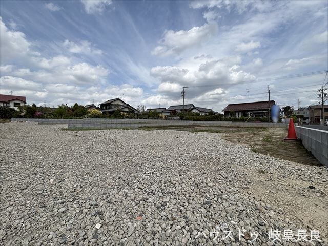 南側は駐車場なので日当たり・通風良好◎お問合せお待ちしております!