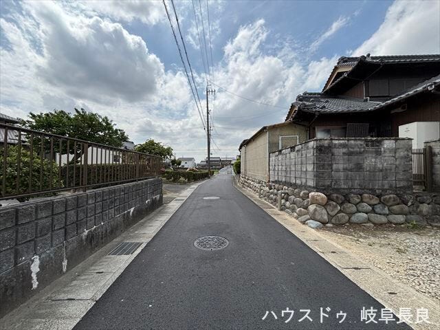 ≪東側南向き≫幅員約4mの前面道路です。車1台が余裕を持って通れる道幅です。