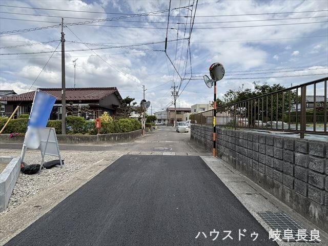 ≪東側北向き≫車がすれ違うには厳しい道幅ですが、車は速度を控えるのでお子様にも安全です。