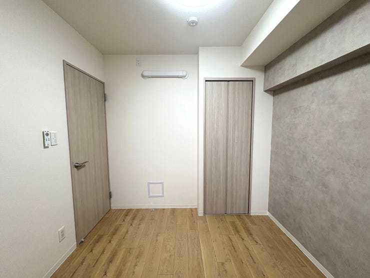 5.3帖の洋室。お洋服を掛けて収納できるクローゼット付き!全居室収納完備で整理整頓◎
