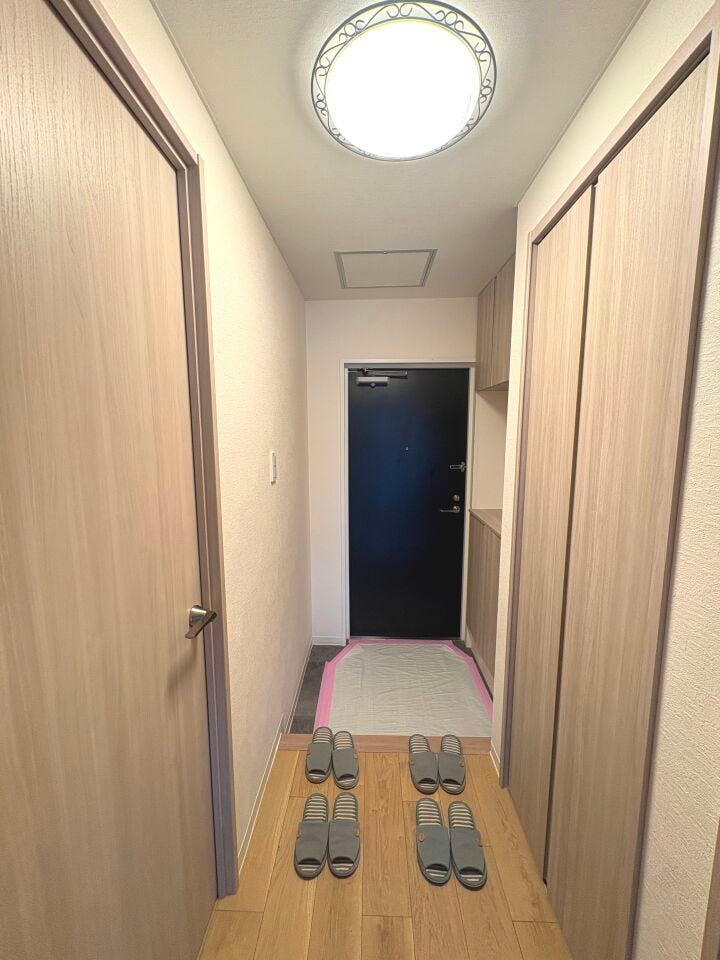 シューズボックスや廊下収納を完備した玄関。すっきりまとまった空間でお出迎えできますね♪