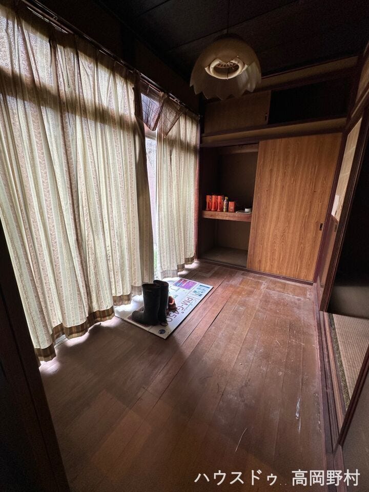 陽光がやわらかく差し込む広縁。くつろぎのひとときを演出します。