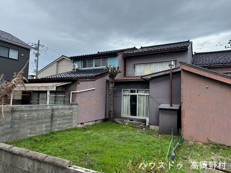 お庭スペース付きで、家庭菜園やガーデニングも楽しめます。お子様の遊び場としても活用可能です。