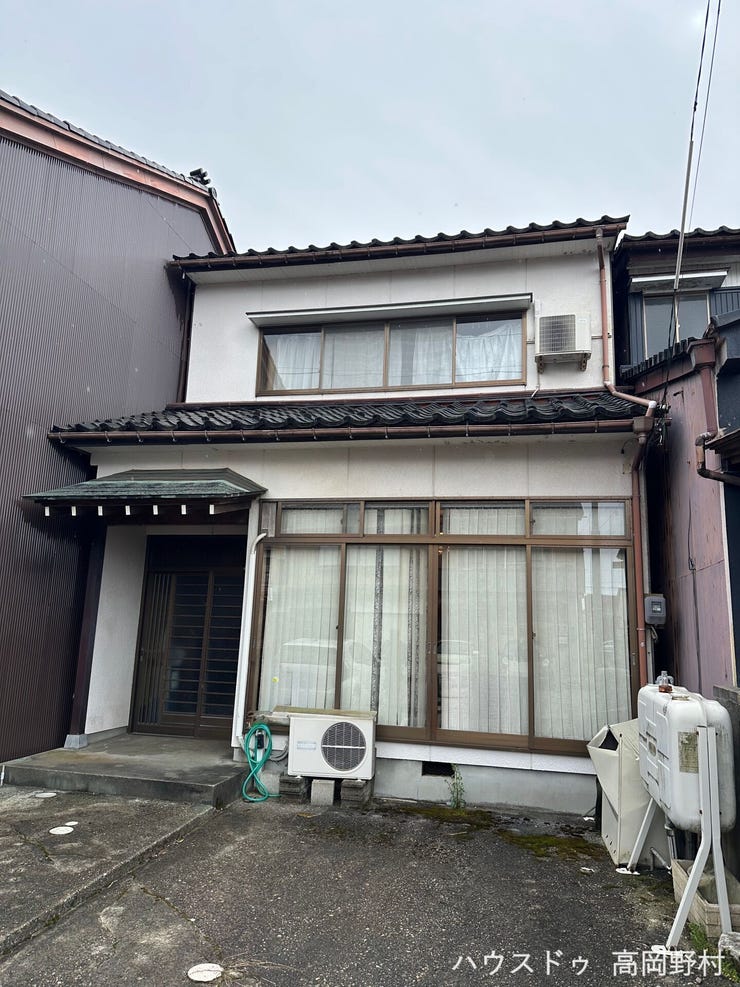 【外観】
落ち着いた佇まいの外観。敷地内に駐車スペースも確保されています。