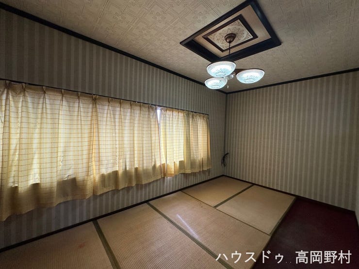 2階洋室 7.5帖
やわらかな光が差し込む洋室。落ち着いた雰囲気で、ゆったりとした時間を過ごせます。