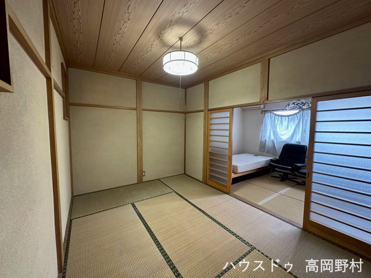 2階和室 6帖
続き間として使える和室は、開放感のある広々とした空間に。来客時にも重宝します。