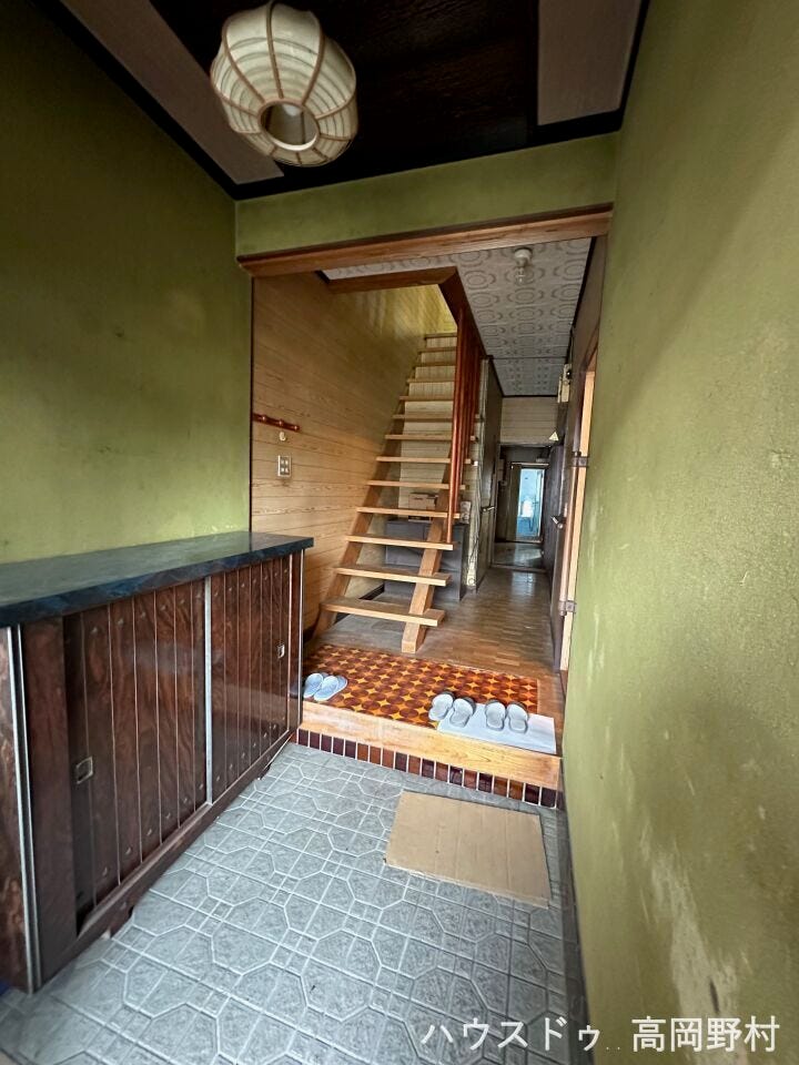 奥行きのある玄関スペース。収納も備えられており、すっきりとお使いいただけます。