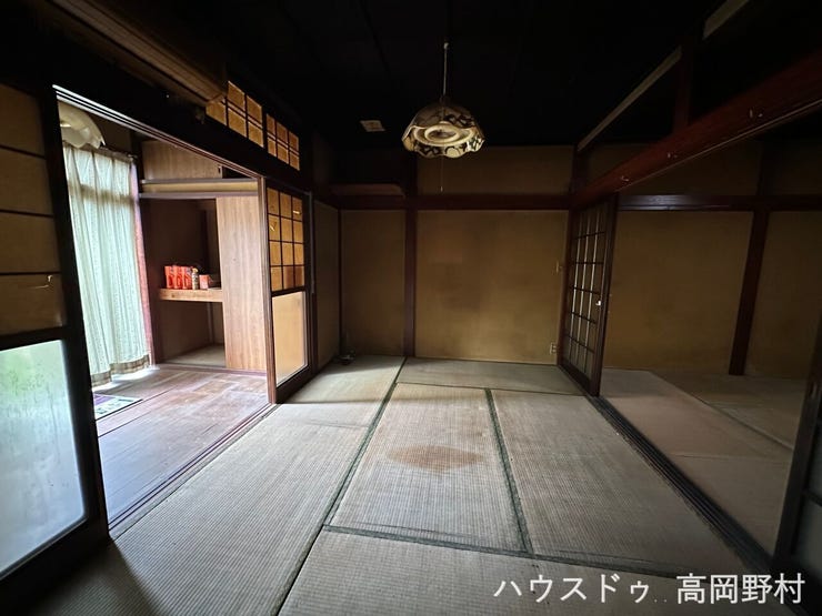 1階 和室6帖
来客用やくつろぎの空間として使える和室。落ち着いた雰囲気が魅力です。