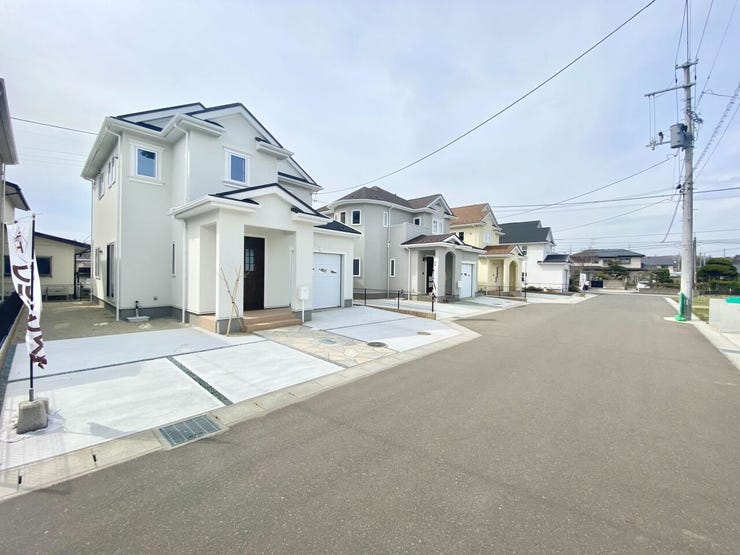 綺麗な街並みが広がる分譲地内。前面道路も広く、お車の出し入れもしやすい住環境です♪