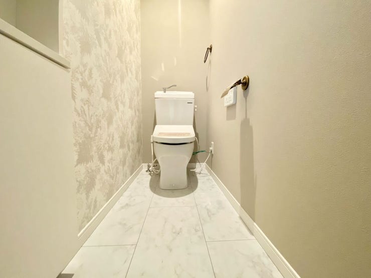 清潔感のあるトイレ空間。落ち着いたアクセントクロスが上品な雰囲気を演出します♪