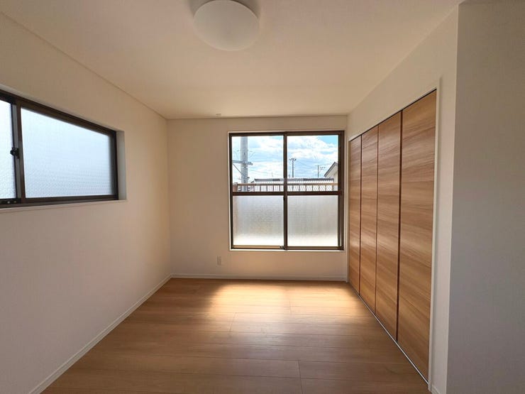 7帖の洋室。全室南向きで明るい陽の光が差し込みます。日中は電気いらずでエコな暮らしに♪