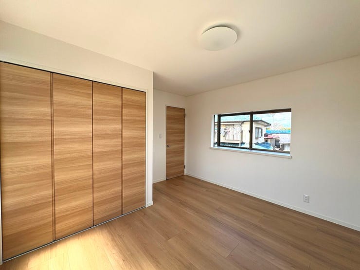 7帖の洋室。便利で嬉しいクローゼットを完備しております!