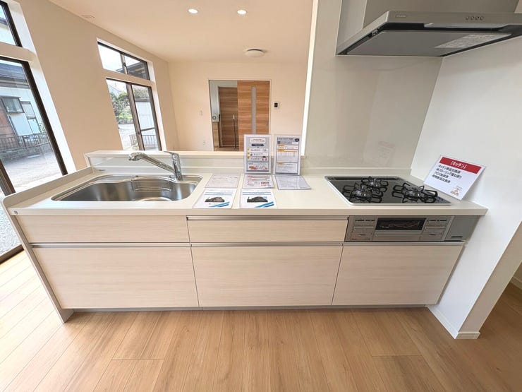 対面式のシステムキッチン。お料理中もご家族との会話が弾みます♪