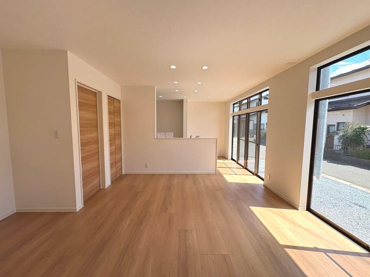 18帖のリビング。リビング・キッチン全体に外光が差し込む明るい空間です。