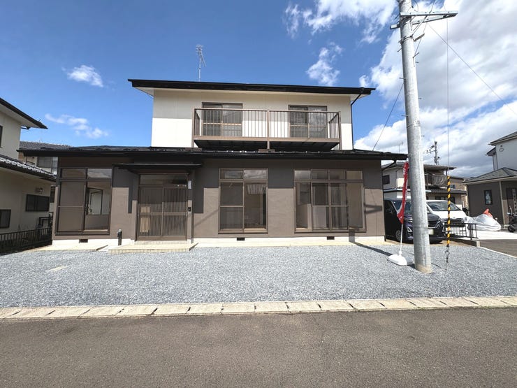 2台駐車可能なカースペースを完備。商業施設が徒歩15分圏内に揃った買い物至便な環境です!