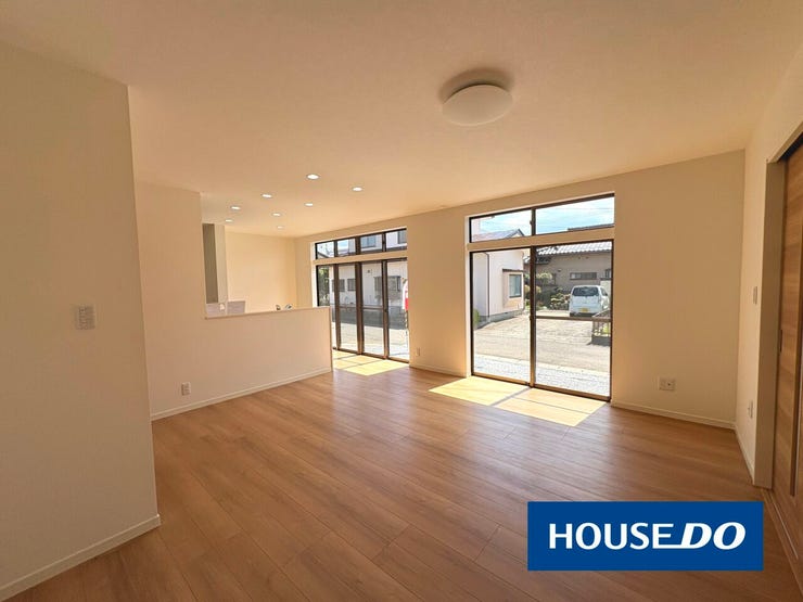 【リビング】
18帖のリビング。室内外リフォームでご入居から快適にお過ごしいただけます。