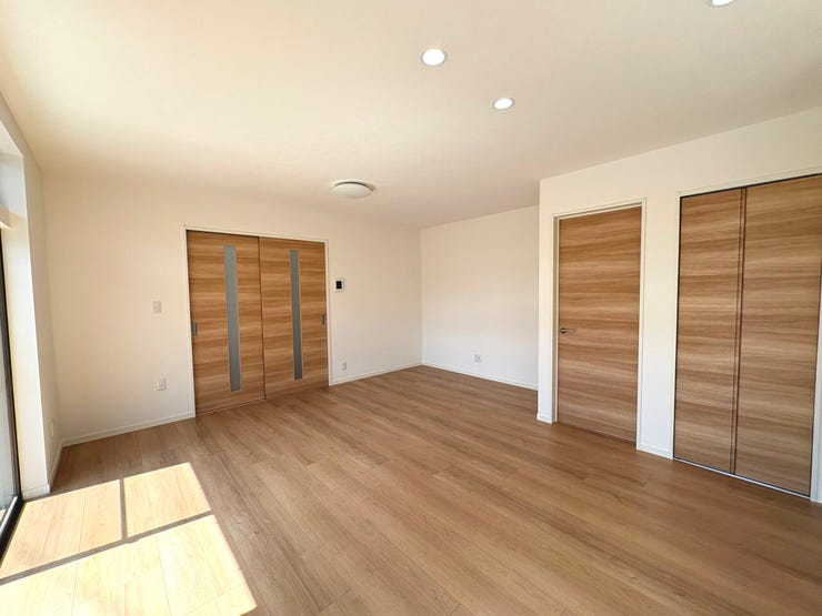 18帖のリビング。リビング収納を完備しており、日用品や掃除用品も収納可能です。