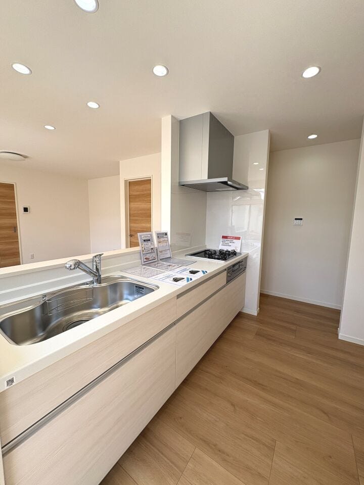 キッチン奥には収納として使用できるスペースもございます。