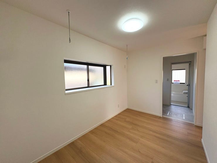 洗面室横にはフリースペースがございます。吊下げ式洗濯物干しが利用でき、室内物干しも楽々!