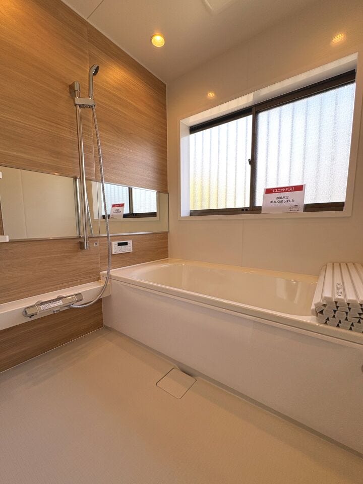 追い焚き機能付きでいつでも温かなお湯に浸かれます♪窓付き浴室でカビ対策にも◎