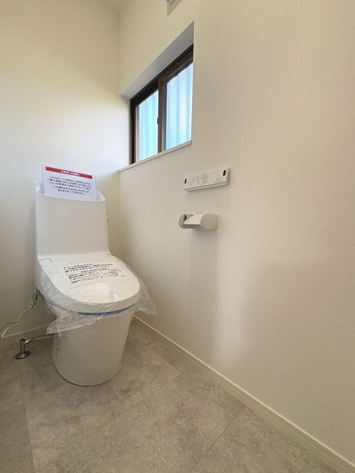 温水洗浄便座付トイレ。窓付きで開放的です。