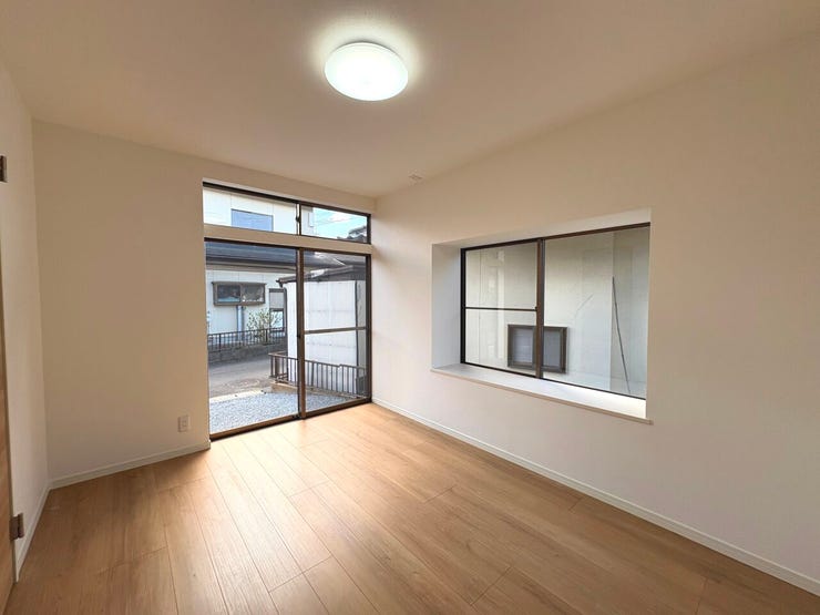 1階6帖の洋室。開放感のある出窓仕様!