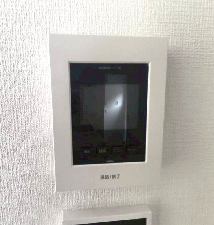 訪問者の顔が見える、防犯性の高いTVモニタ付きインターホンです
