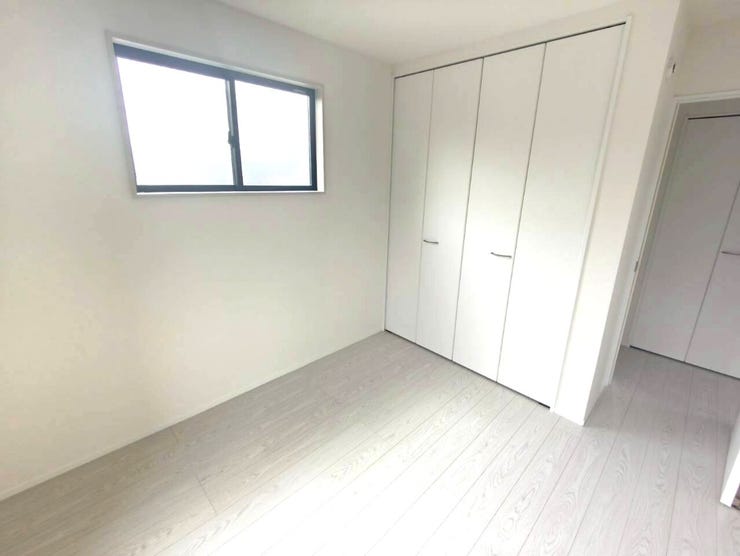 窓からたっぷりと日が差し込む明るい部屋です
