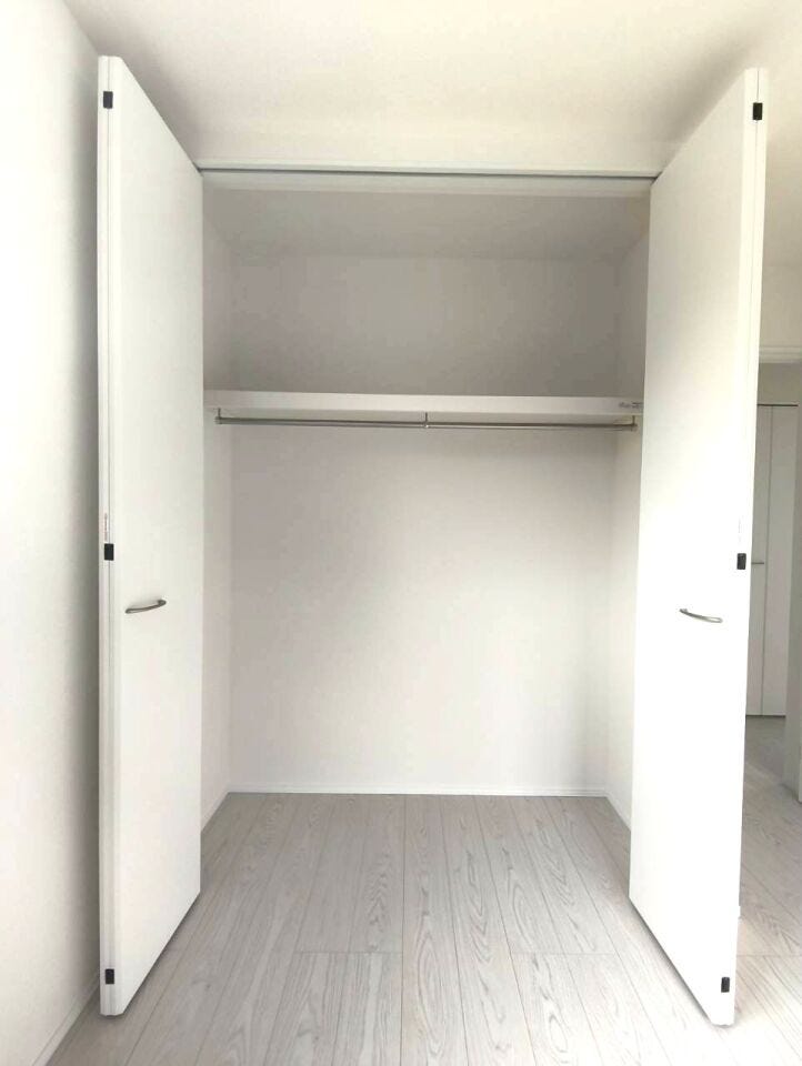 両開きの収納スペースで大きな荷物を入れることができます