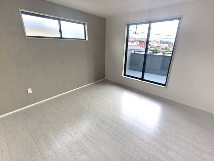 大きな窓からバルコニーにつながっており、広々とした開放的な部屋です