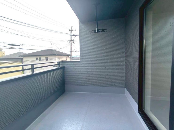 屋根付きのインナーバルコニーで雨が降っても使用でき、リラックススペースとしても十分な広さがあります